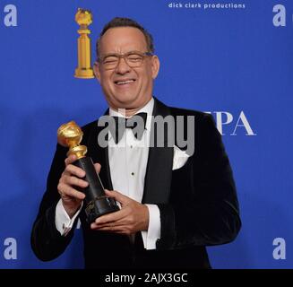 Beverly Hills, Vereinigte Staaten. 05 Jan, 2020. Tom Hanks wird backstage nach dem Akzeptieren der Golden Globe Cecil B. DeMille Award während der 77. jährlichen Golden Globe Awards, die Ehrung der besten im Film und im US-amerikanischen Fernsehen von 2020 im Beverly Hilton Hotel in Beverly Hills, Kalifornien am Sonntag, 5. Januar 2020. Foto von Jim Ruymen/UPI Quelle: UPI/Alamy leben Nachrichten Stockfoto