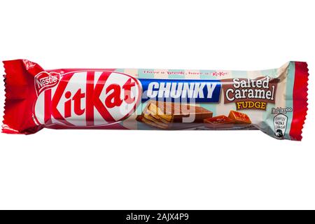 Nestlé Nestle KitKat grob gesalzener Karamell Fudge Bar isoliert auf weißem Hintergrund - Kit Kat Stockfoto