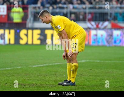 Hamburg, Deutschland. 21 Dez, 2019. Cedric Brunner (BI), frustriert, Frustration, Enttäuschung, enttäuscht, entmutigt, Niederlage, Fußball 2. Fussballbundesliga, 18. Spieltag, Spieltag 18, FC St. Pauli Hamburg Hamburg (Pauli) - Arminia Bielefeld (BI) 3:0, am 21.12 .2019 in Hamburg/Deutschland. DFL VERORDNUNGEN PROHIBT JEDE VERWENDUNG VON Fotografien als BILDSEQUENZEN UND/ODER QUASI-VIDEO. vǬ | Verwendung der weltweiten Kredit: dpa/Alamy leben Nachrichten Stockfoto