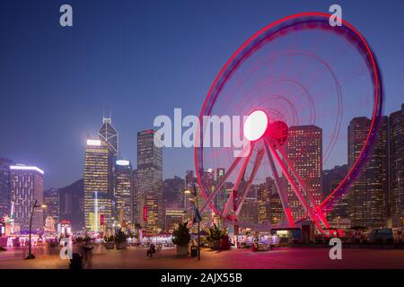 Das Hong Kong Observation Wheel (abbr. HKOW) ist ein 60 Meter (197 Fuß) großes Riesenrad, das sich an der Central Harborfront, Central, Hongkong befindet. Stockfoto