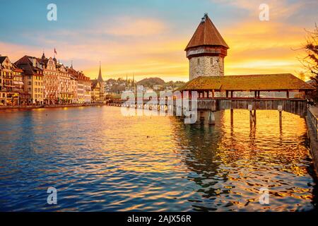 Luzern historische Altstadt, Schweiz, Blick auf hölzernen Kapellbrücke und dem Wasserturm auf dramatischer Sonnenaufgang Stockfoto