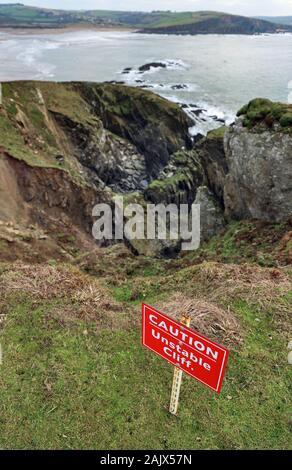 Vorsicht, instabile Klippen sign on Burgh Island, Devon. Auf der Suche nach Thurstone und Hope Cove. Stockfoto