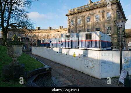 Die imposante Buxton Halbmond und Thermalbad mit Restaurierungsarbeiten im Gange. Stockfoto