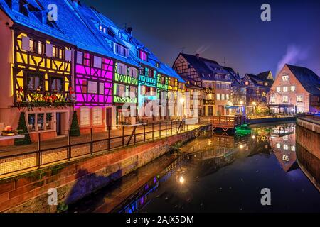 Colmar, Elsass, Frankreich, mittelalterliche Fachwerkhäuser in der historischen Altstadt bunt für Weihnachten feiern, beleuchtet Stockfoto