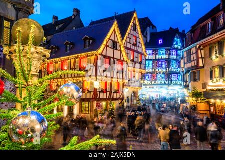 Colmar, Frankreich - 23 November 2019: Traditionelle beleuchtete Weihnachtsmarkt in der Altstadt von Colmar, Elsass. Weihnachtsmarkt in Colmar ist eine von Th Stockfoto