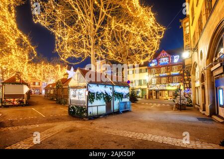 Colmar, Frankreich - 23 November 2019: Straßen der Altstadt von Colmar, Elsass, für Weihnachten feiern beleuchtet. Weihnachtsmarkt in Colmar ist auf Stockfoto