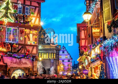 Colmar, Frankreich - 23 November 2019: Central Street Grand Rue eingerichtet und für Weihnachten feiern beleuchtet. Traditionelle Weihnachtsmarkt in Colm Stockfoto