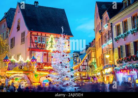 Colmar, Frankreich - 23 November 2019: Central Street Grand Rue eingerichtet und für Weihnachten feiern beleuchtet. Traditionelle Weihnachtsmarkt in Colm Stockfoto