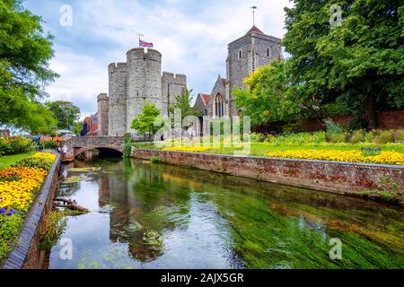 Die Stadthalle und das Westgate Türme aus dem Fluss Stour Banken in Canterbury Altstadt gesehen, England, Vereinigtes Königreich Stockfoto