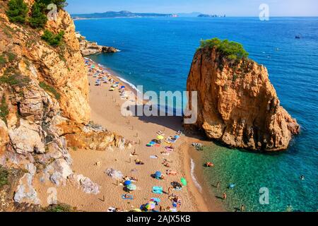 Berühmten Playa de Illa Roja sand Strand in Begur auf der mediterranen Küste Costa Dorada, Katalonien, Spanien Stockfoto