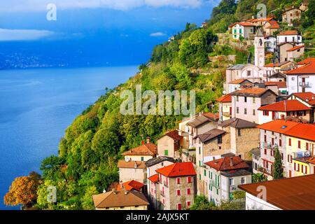 Comer see, Italien, Ansicht von der malerischen Stadt Careno auf einem steilen Berghang gelegen Stockfoto