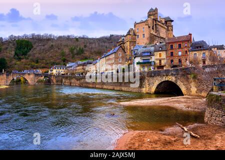 Estaing Altstadt am Fluss Lot, Tarn-et-Garonne, Frankreich, ist eines der schönsten Dörfer von Frankreich und als UNESCO Weltkulturerbe gelistet Stockfoto