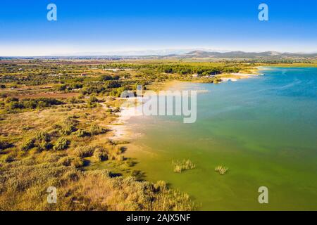 Schönen Naturpark Vransko jezero (Vrana See), Dalmatien, Kroatien, Luftaufnahme des Lake Shore Stockfoto