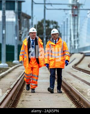 Auf 0001 Embargo Dienstag Januar 07 Schatzkanzler Sajid Javid, mit Bob Morris (links), Chief Operating Officer von Verkehrsmitteln für Greater Manchester, bei einem Besuch in Trafford Park Metrolink Tram der Linie in Manchester. Stockfoto