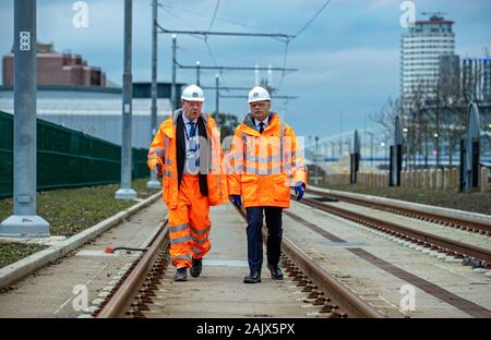 Auf 0001 Embargo Dienstag Januar 07 Schatzkanzler Sajid Javid, mit Bob Morris (links), Chief Operating Officer von Verkehrsmitteln für Greater Manchester, bei einem Besuch in Trafford Park Metrolink Tram der Linie in Manchester. Stockfoto