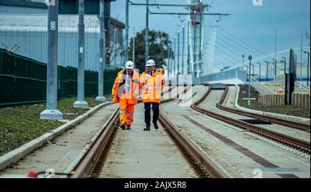 Auf 0001 Embargo Dienstag Januar 07 Schatzkanzler Sajid Javid, mit Bob Morris (links), Chief Operating Officer von Verkehrsmitteln für Greater Manchester, bei einem Besuch in Trafford Park Metrolink Tram der Linie in Manchester. Stockfoto