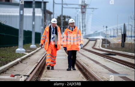 Auf 0001 Embargo Dienstag Januar 07 Schatzkanzler Sajid Javid, mit Bob Morris (links), Chief Operating Officer von Verkehrsmitteln für Greater Manchester, bei einem Besuch in Trafford Park Metrolink Tram der Linie in Manchester. Stockfoto