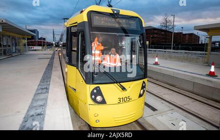 Auf 0001 Embargo Dienstag Januar 07 Schatzkanzler Sajid Javi (rechts) mit einer Straßenbahn Betreiber, bei einem Besuch in Trafford Park Metrolink Tram der Linie in Manchester. Stockfoto