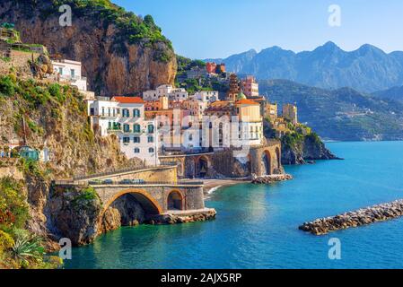 Stadt von Atrani Amalfi auf schönen mediterranen Küste von Amalfi, Neapel, Italien Stockfoto