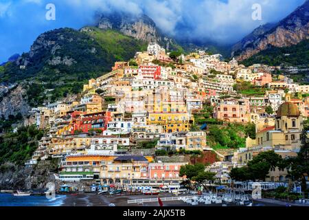 Positano, einem Dorf auf einer Klippe an der Küste von Amalfi, Sorrent, Italien, Mittelmeer, ist ein berühmtes Reiseziel und touristische Resorts in Italien Stockfoto