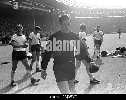 London, Deutschland. 06 Jan, 2020. torwart Legende Hans TILKOWSKI im Alter von 84 vorbei, Archiv Foto; abschließende Spiel der WM 1966 im Londoner Wembley Stadion England - Bundesrepublik Deutschland 4:3, die Deutschen Spieler das Feld, vorne goalwart Hans TILKOWSKI, Querformat, SW-Aufnahme, 30. Juli 1966. | Verwendung der weltweiten Kredit: dpa/Alamy leben Nachrichten Stockfoto