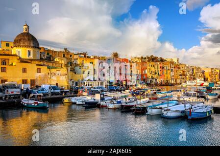 Bunte Fassaden mit Blick auf die Waterfront in der Altstadt Hafen der Insel Procida im Mittelmeer, Golf von Neapel, Italien Stockfoto