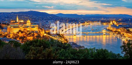 Die Stadt Budapest, Ungarn, Panoramablick auf das Stadtbild mit Brücken über die Donau, Schloss Buda und Pest in dramatischer Sonnenuntergang Licht Stockfoto