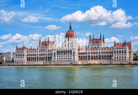 Budapest, Ungarn, Blick auf die wunderschönen Parlamentsgebäude auf Donau, das Wahrzeichen der Stadt Stockfoto