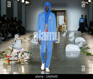 London, Großbritannien. 5 Jan, 2020. Schwedische Herrenmode Mode Designer Pro Götesson präsentiert seine neue Kollektion auf der London Fashion Week Mens Herbst Winter 2020 Herbst Winter 2020 Credit: catwalking/Landebahnen/Alamy leben Nachrichten Stockfoto