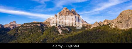 Antenne drone mit Blick auf den See (Lago di Antorno Antorno) in den Dolomiten gelegen, Provinz Belluno, Italien. Lago Antorno, Drei Zinnen von Lavaredo, See Ein Stockfoto