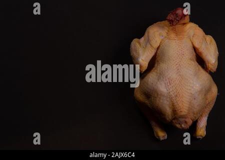 Broiler chicken und sein Fleisch auf schwarzem Hintergrund Stockfoto