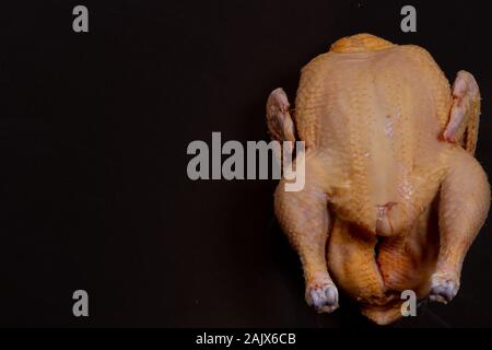 Broiler chicken und sein Fleisch auf schwarzem Hintergrund Stockfoto