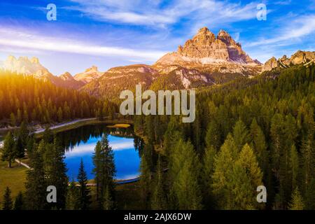 Antenne drone mit Blick auf den See (Lago di Antorno Antorno) in den Dolomiten gelegen, Provinz Belluno, Italien. Lago Antorno, Drei Zinnen von Lavaredo, See Ein Stockfoto