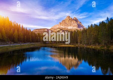 Antenne drone mit Blick auf den See (Lago di Antorno Antorno) in den Dolomiten gelegen, Provinz Belluno, Italien. Lago Antorno, Drei Zinnen von Lavaredo, See Ein Stockfoto