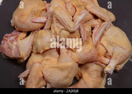 Broiler chicken und sein Fleisch auf schwarzem Hintergrund Stockfoto