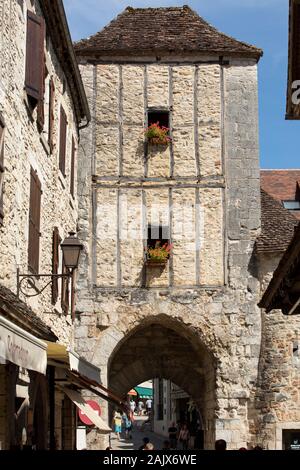 Rocamadour, Frankreich - 3. September 2018: Touristen wandern im mittelalterlichen Zentrum von Rocamadour. Frankreich Stockfoto