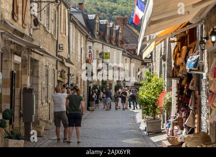 Rocamadour, Frankreich - 3. September 2018: Touristen wandern im mittelalterlichen Zentrum von Rocamadour. Frankreich Stockfoto