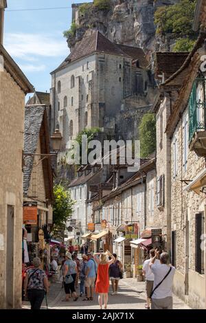 Rocamadour, Frankreich - 3. September 2018: Touristen wandern im mittelalterlichen Zentrum von Rocamadour. Frankreich Stockfoto