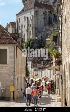 Rocamadour, Frankreich - 3. September 2018: Touristen wandern im mittelalterlichen Zentrum von Rocamadour. Frankreich Stockfoto