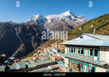 Blick auf den berühmten Namche Bazar Dorf im Herzen des Khumbu Region, auf dem Weg zum Everest Base Camp trek, im Himalaya in Nepal Stockfoto