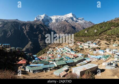 Blick auf den berühmten Namche Bazar Dorf im Herzen des Khumbu Region, auf dem Weg zum Everest Base Camp trek, im Himalaya in Nepal Stockfoto