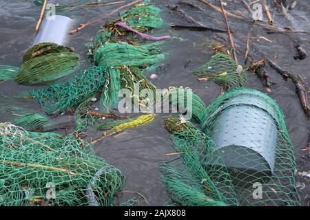 Kunststoff- und Mikroplastik Abfall und im Wasser schwimmenden Fischen net garbage. Ozean und Meer Verschmutzung aus Kunststoff Stockfoto