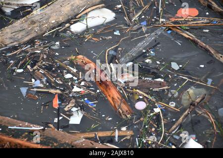 Kunststoff- und Mikroplastik Abfälle schwimmend im Wasser. Ozean und Meer Verschmutzung aus Kunststoff Stockfoto