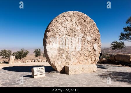 Mount Nebo, Rollstein of Door, Moses Memorial Church in der Nähe von Madaba, Madaba, Jordanien, mittlerer Osten, Asien Stockfoto