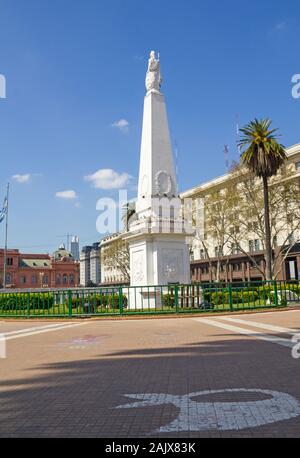 Die Plaza de Mayo (Englisch: Square) ist der Hauptplatz in Buenos Aires. Im Hintergrund, die Casa Rosada (rosa Haus). Die Pyramide kann gesehen werden. Stockfoto