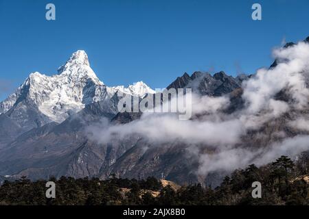 Einen atemberaubenden Blick auf die Ama Dablam Peak von das Hotel Everest Aussichtspunkt über Namche Bazar im Khumbu im Himalaya in Nepal Stockfoto