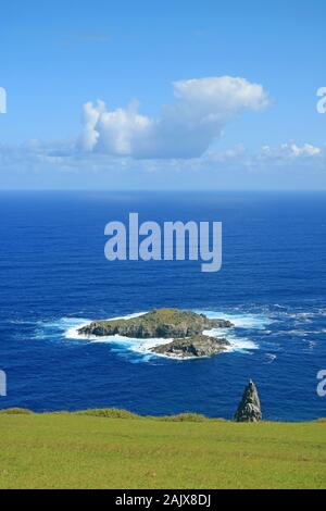 Motu Nui und die kleinere Insel Motu Iti Insel mit dem Motu Kao Kao Meer Stack im Vordergrund, Ansicht von orongo Dorfes auf der Osterinsel Chile Stockfoto