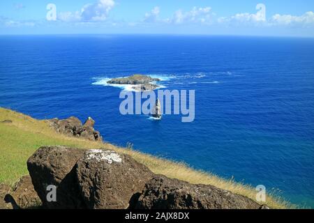 Motu Nui und die kleinere Insel Motu Iti Insel mit Motu Kao Kao Meer Stack von orongo Dorfes auf der Osterinsel, Chile Stockfoto
