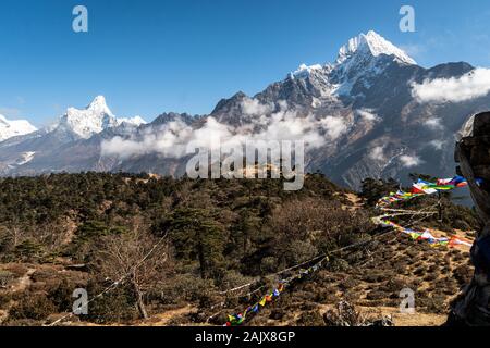 Einen atemberaubenden Blick auf die Ama Dablam und Thamserku Spitzen aus dem Hotel Everest Aussichtspunkt über Namche Bazar im Khumbu im Himalaya in Nepal Stockfoto