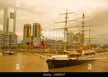 BUENOS AIRES, Argentinien - 1. Oktober: Fregatte am Dock in Puerto Madero angedockt. Schiff bei Nacht in Buenos Aires. Argentinien Stockfoto